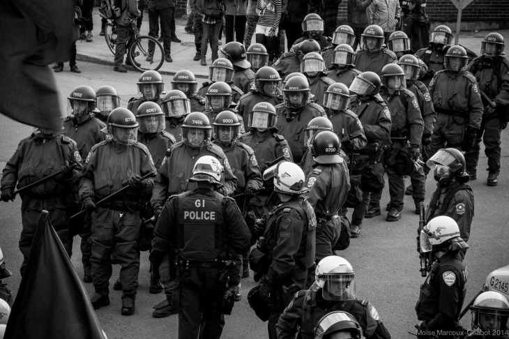 La Sûreté du Québec prend le relais du SPVM pour encercler un groupe de manifestantEs anticapitalistes arrêtéEs sur la rue Ontario.