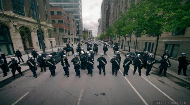 Policiers bloquant une rue de Montréal - Photo Mario Jean @ MADOC